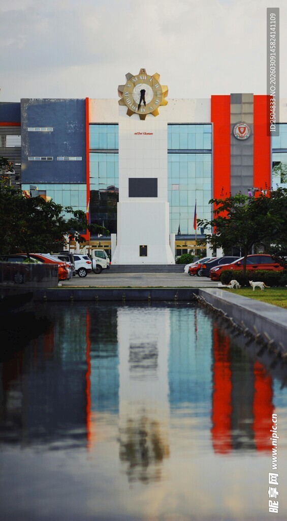 现代建筑与水中倒影景观