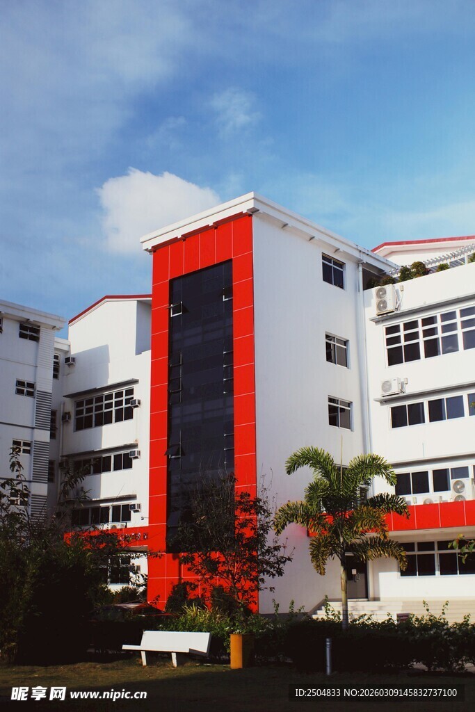 现代风格红白相间办公楼