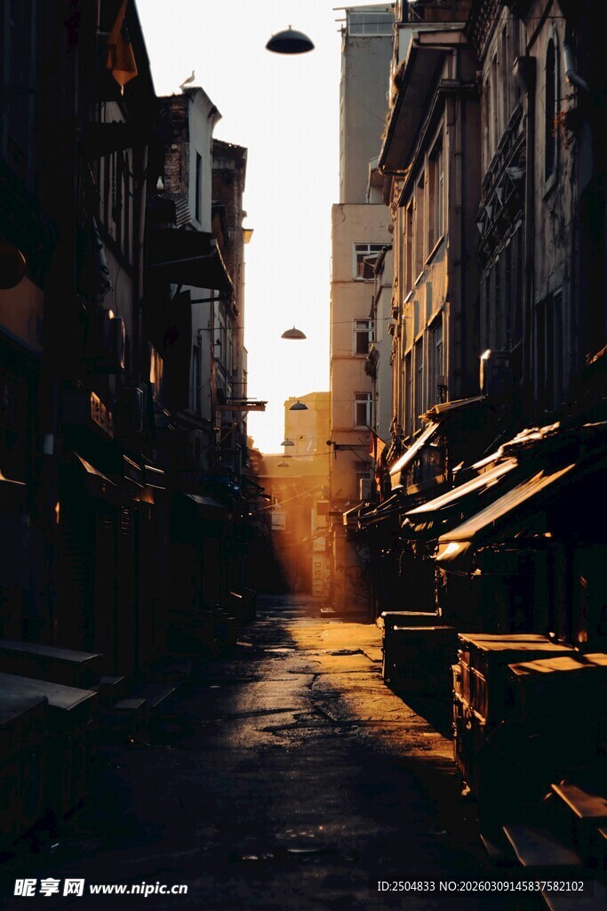 夕阳下的静谧小巷