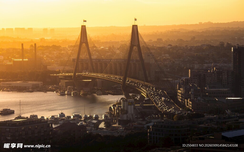 夕阳下的城市桥梁美景
