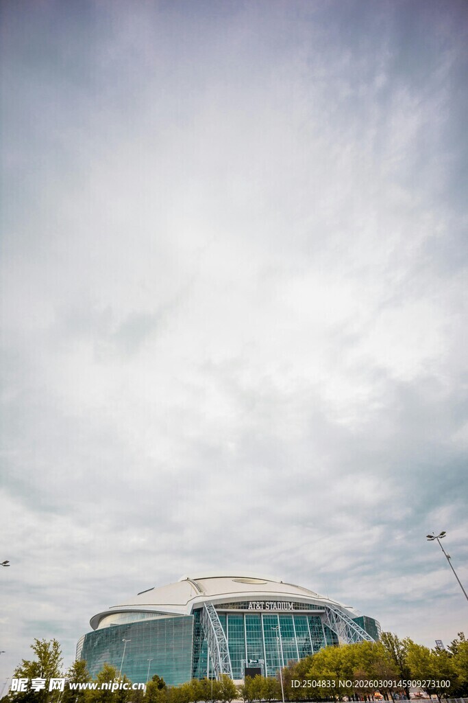 现代建筑与多云天空景观