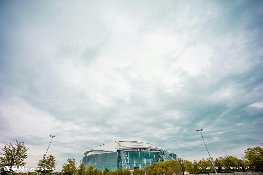 城市中的现代建筑与蓝天