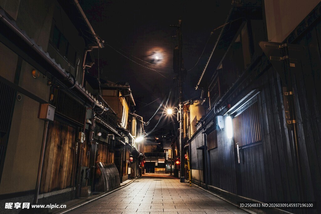 夜晚静谧的日本传统小巷