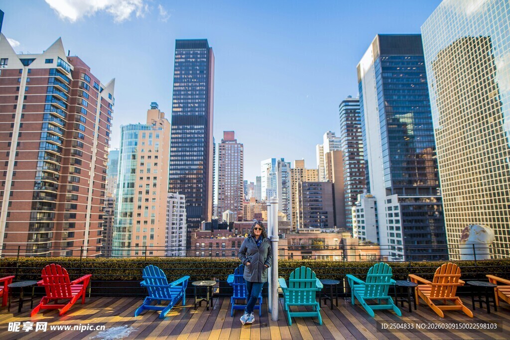 城市天际线下的多彩座椅