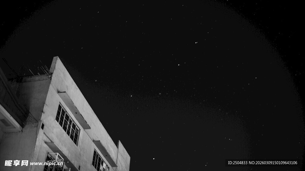 黑夜中的白色建筑