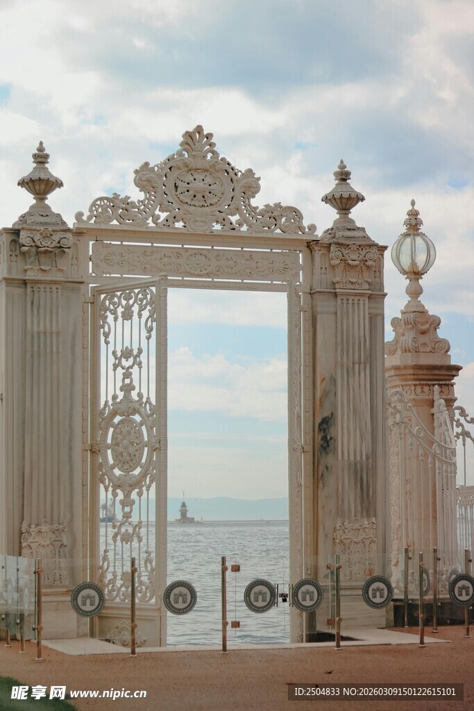 欧式华丽铁艺大门景观