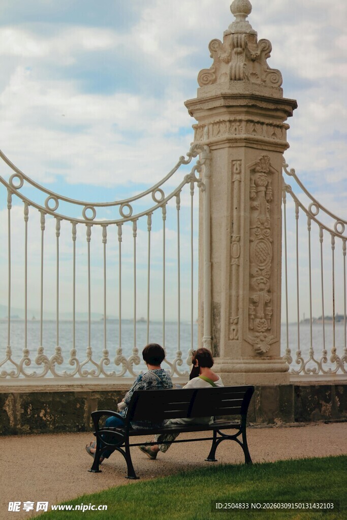 长椅上的两人与古典围栏