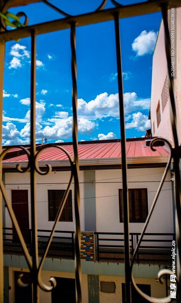 透过铁栏杆的多彩建筑景观