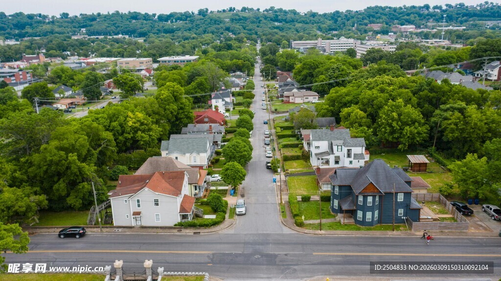 俯瞰宁静小镇街道风景