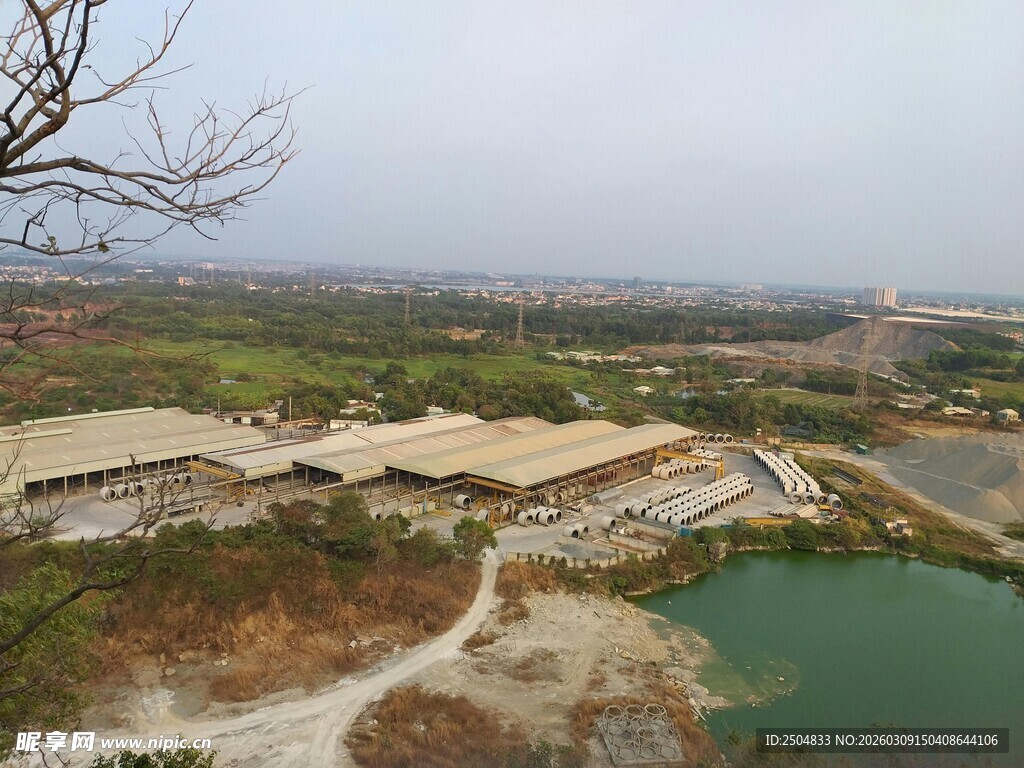 乡村湖畔建筑群景观