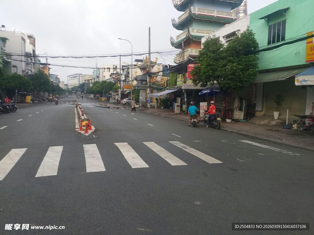 城市街道的斑马线场景