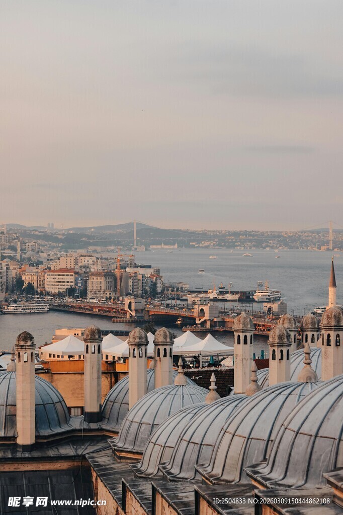 城市屋顶与远处景致