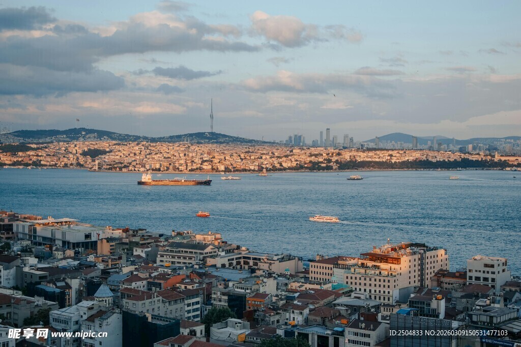 城市港湾的美丽黄昏景色