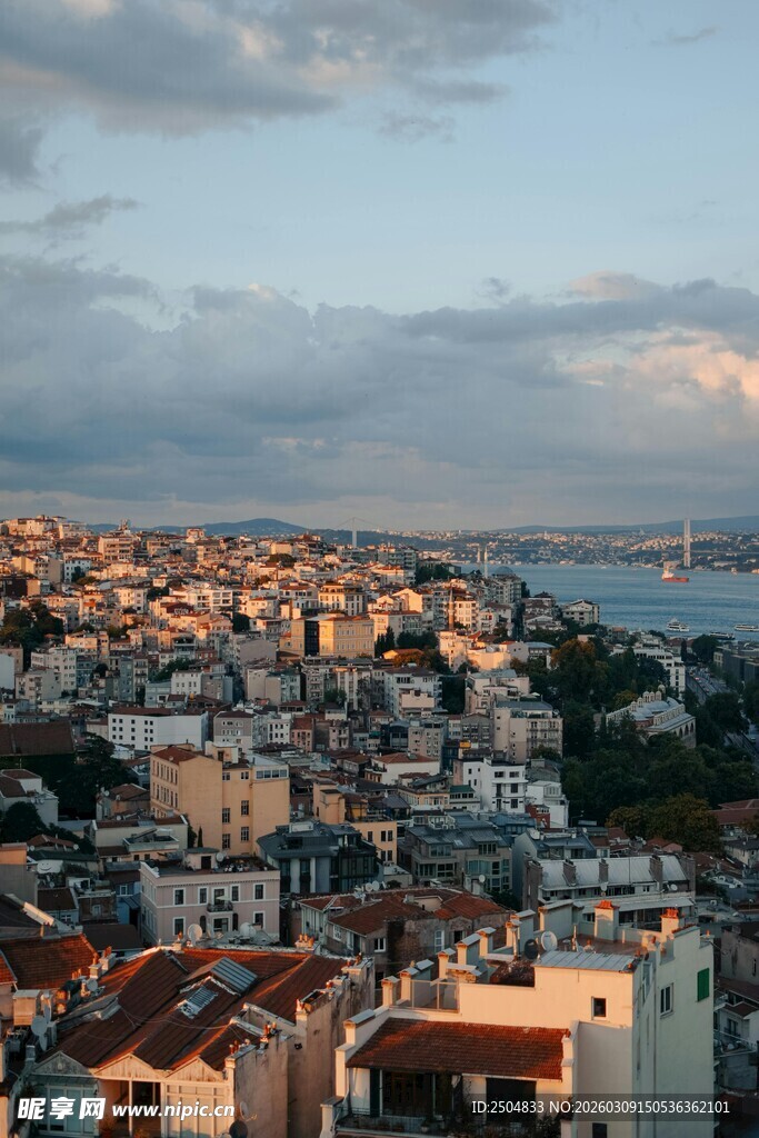 城市天际线与远处水域景观