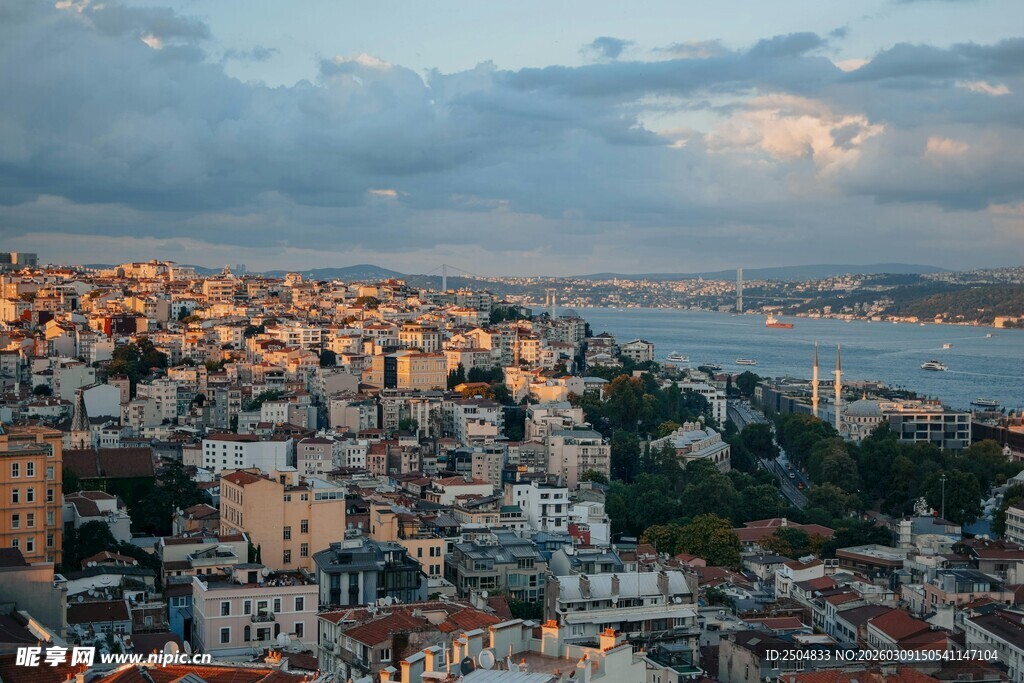 城市天际线与远方水域景观