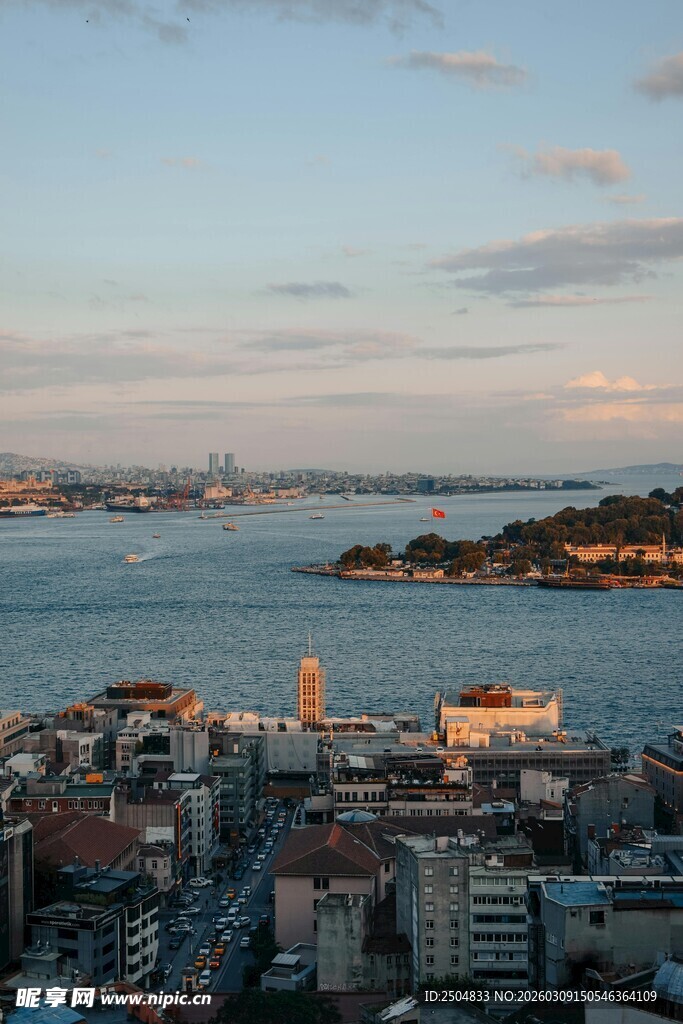 城市与水域的美丽天际线