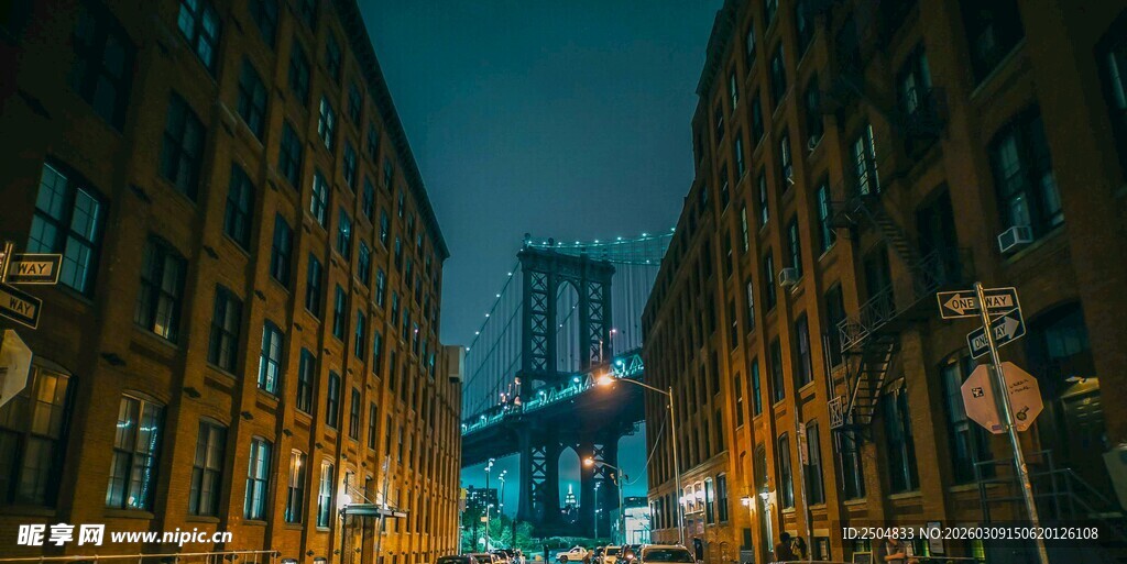 夜晚城市街道与远处桥梁