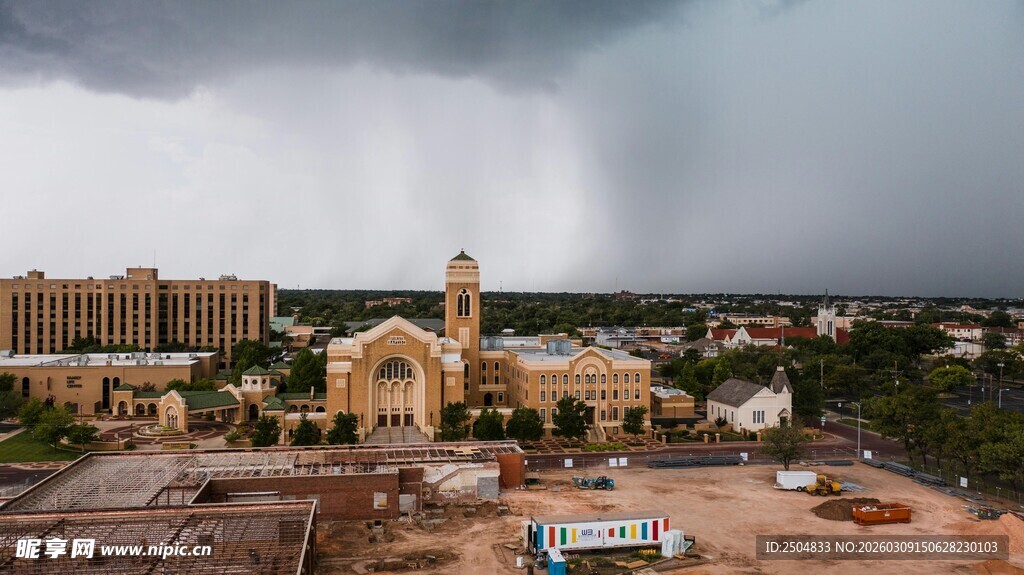 城市上空乌云笼罩的景象