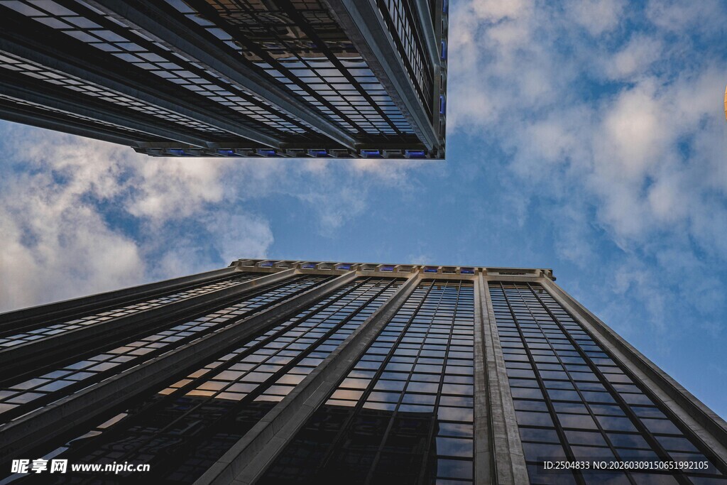 仰视城市摩天大楼景观