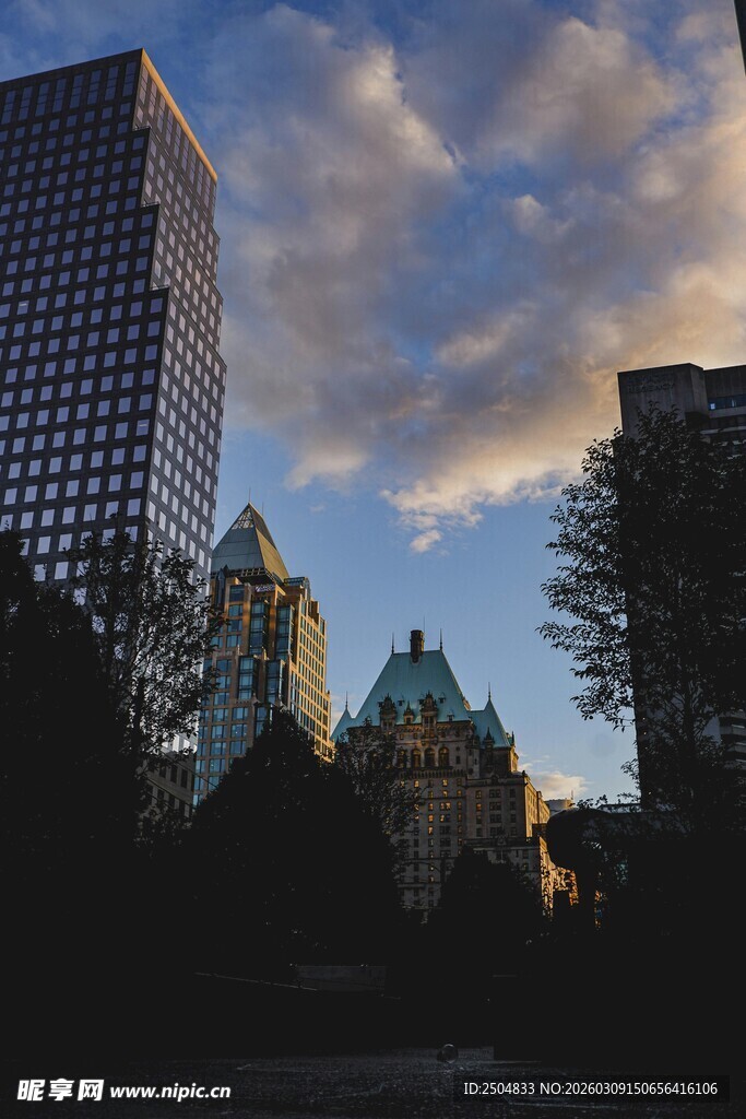 城市黄昏下的建筑与天空