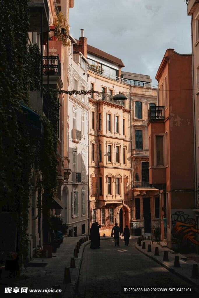  洲街头的古朴建筑风景