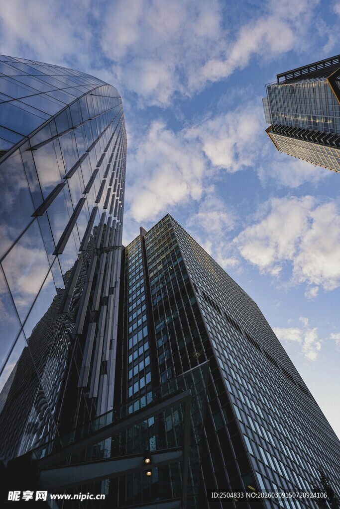 仰观都市摩天大楼