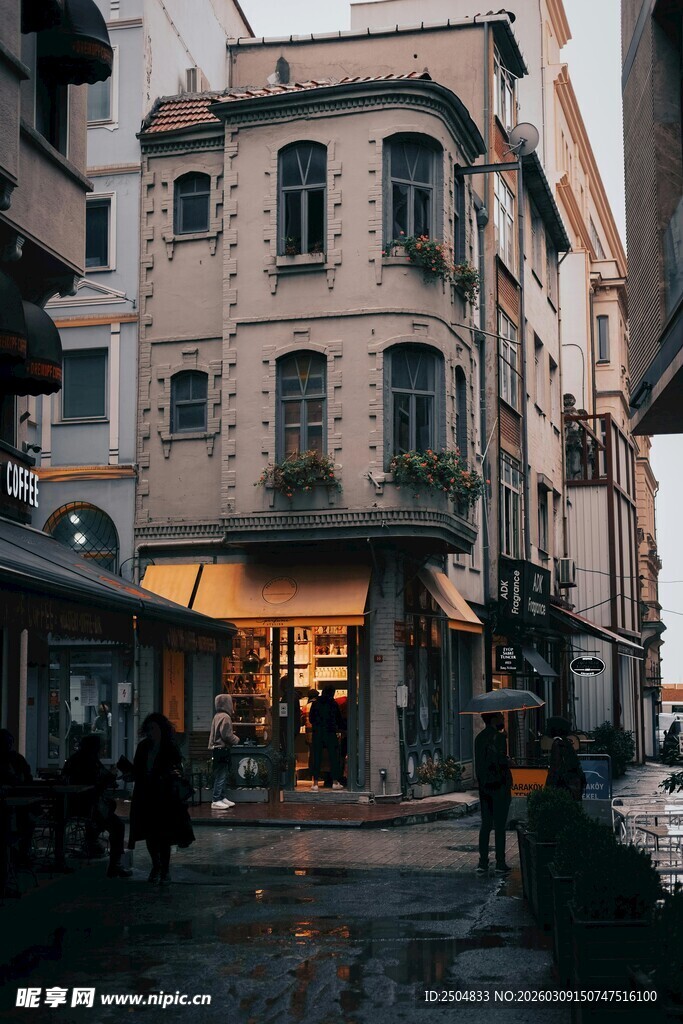 复古街角的温馨小店