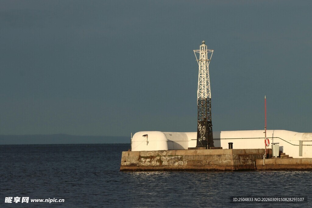 海边灯塔与岸边建筑