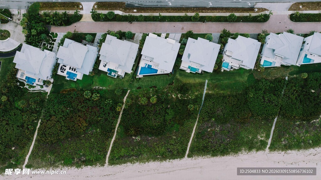 整齐排列的户外露营帐篷