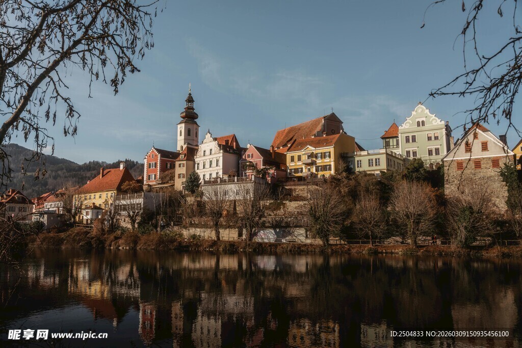 河畔美丽小镇风光