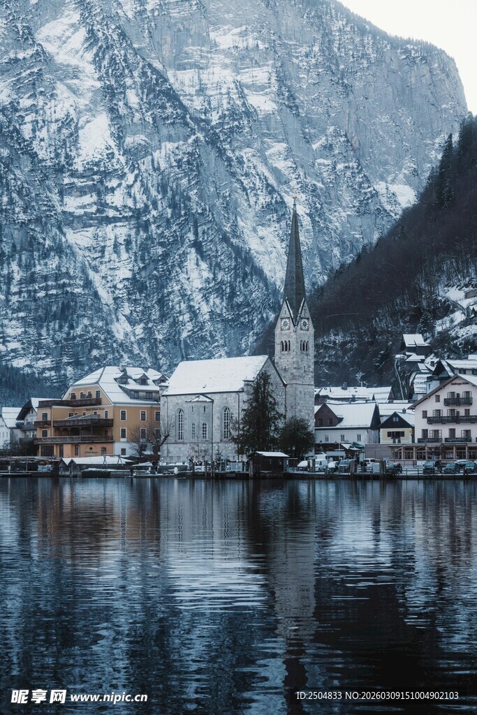 冬日湖畔雪山小镇美景
