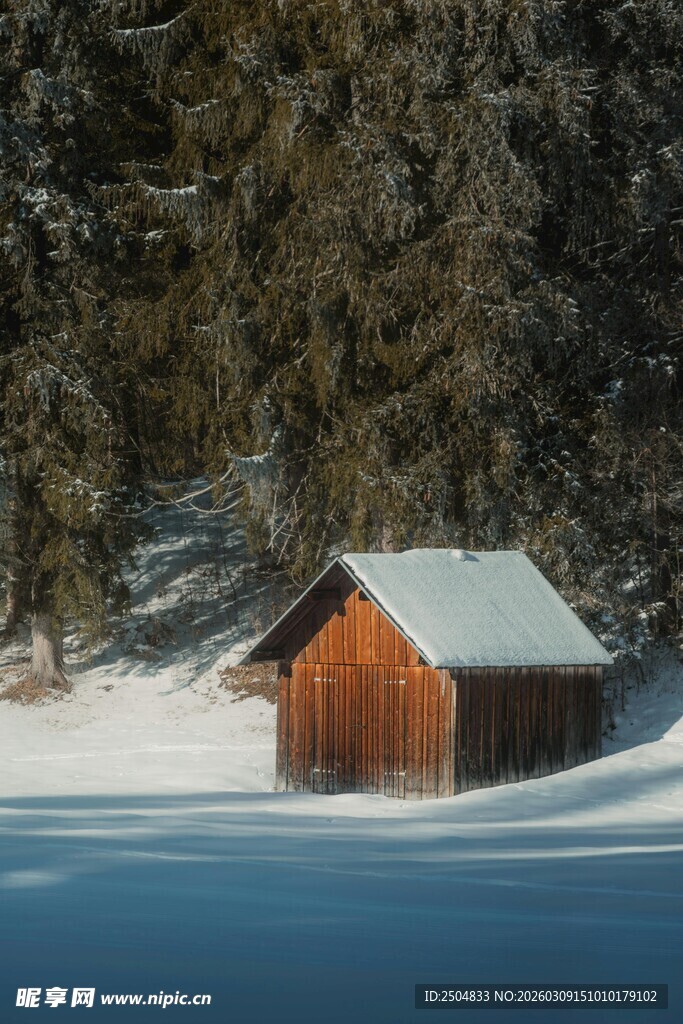 雪覆湖畔木屋