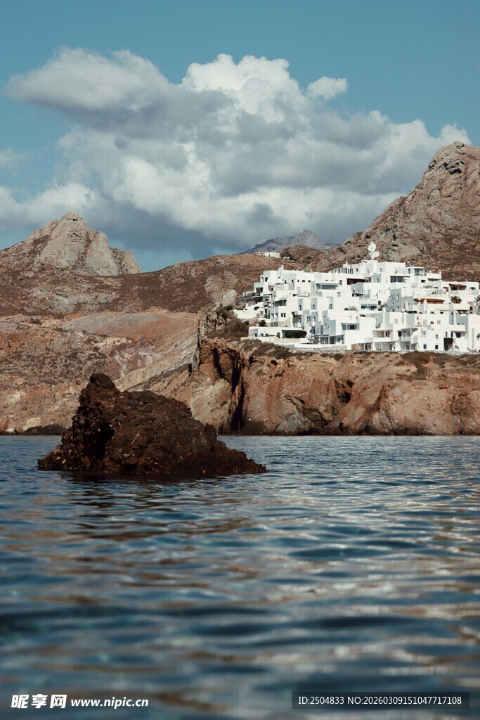 海边白建筑与礁石景观