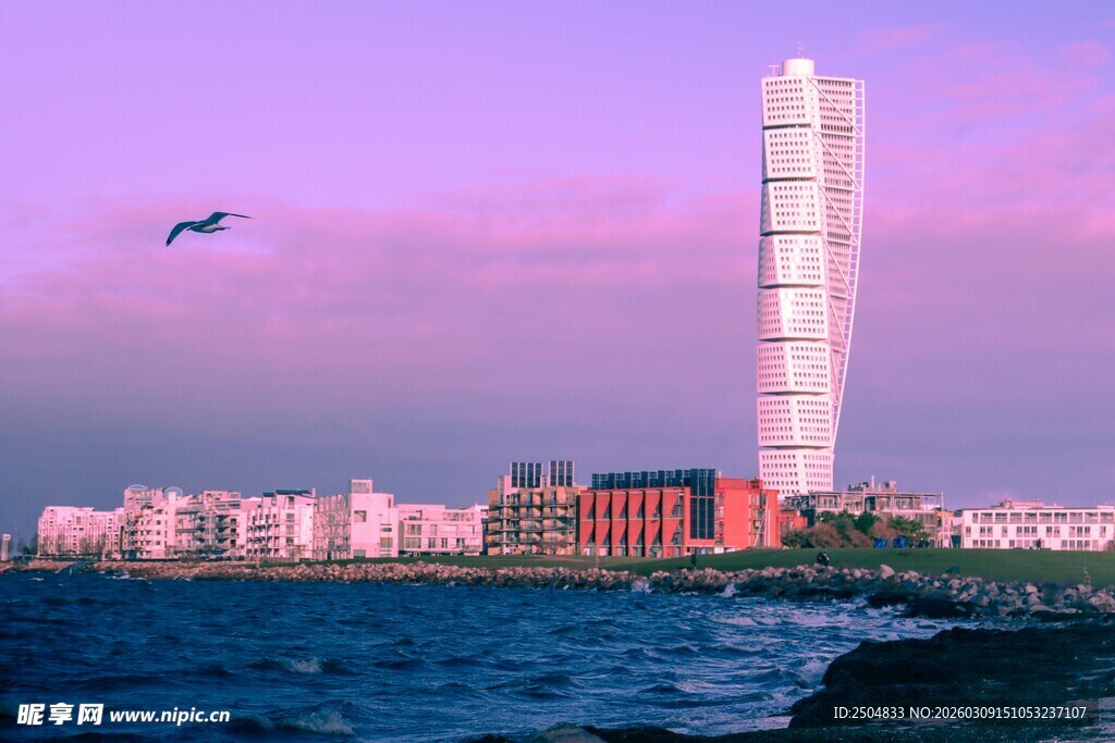 海滨城市的高耸摩天建筑