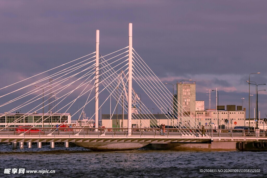 黄昏下的现代桥梁景观