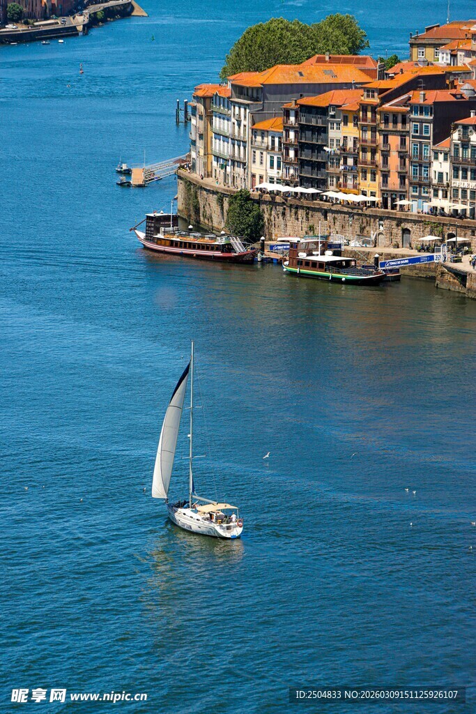 海上帆船与岸边建筑景观