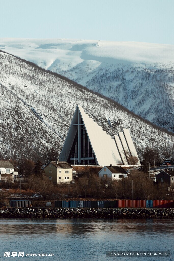 雪山下的独特建筑景观