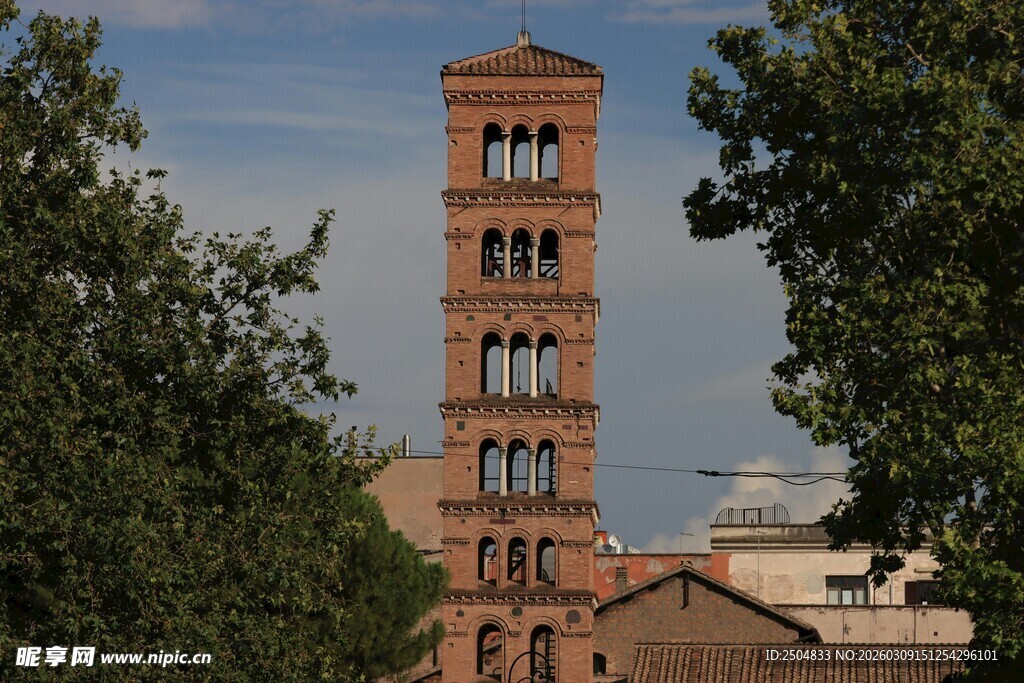 古老塔楼矗立绿树间