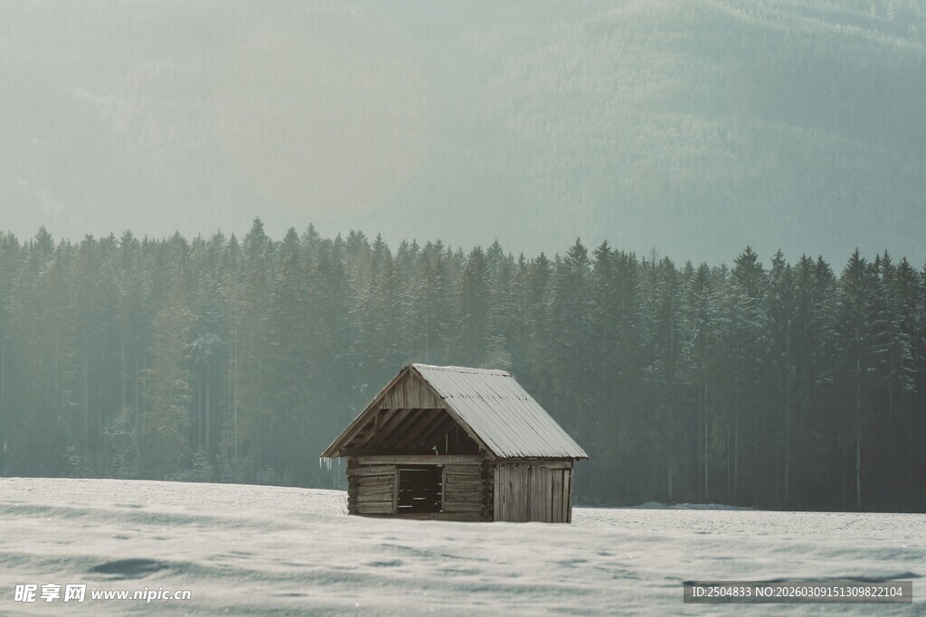 雪野中的孤独小木屋