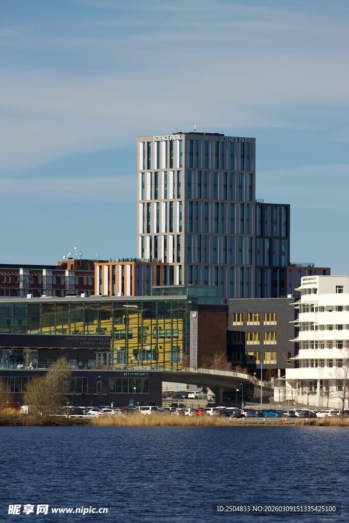 河畔城市建筑景观