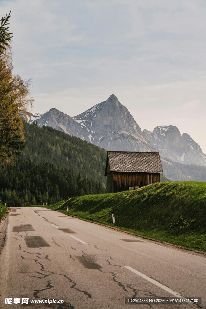 山间公路旁的小屋与美景