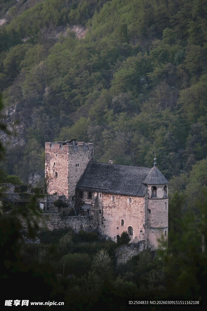山间古老城堡
