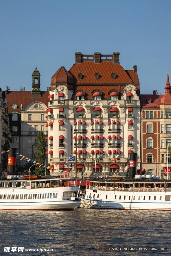 河畔欧式建筑与 船景观