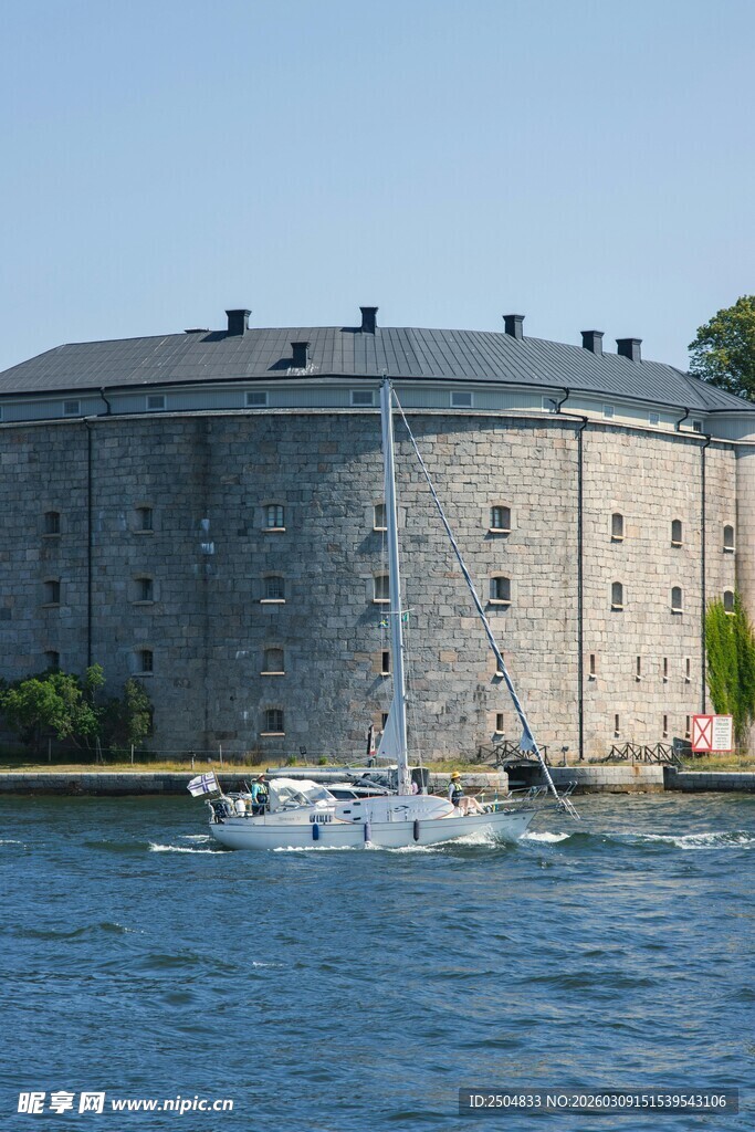 海上圆形石堡与航行小船