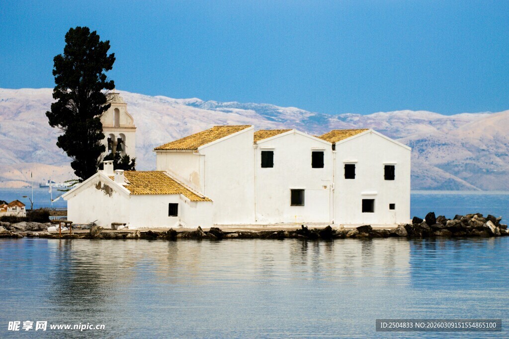 水上白屋 宁静湖畔景致