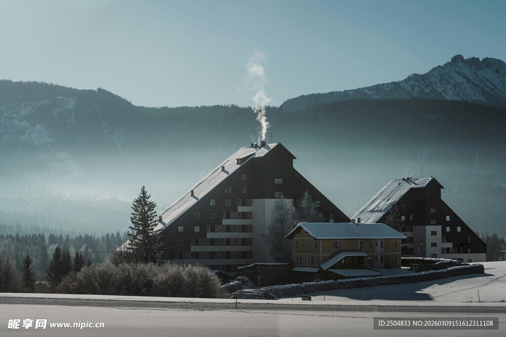 山间木屋 晨雾中的宁静景象