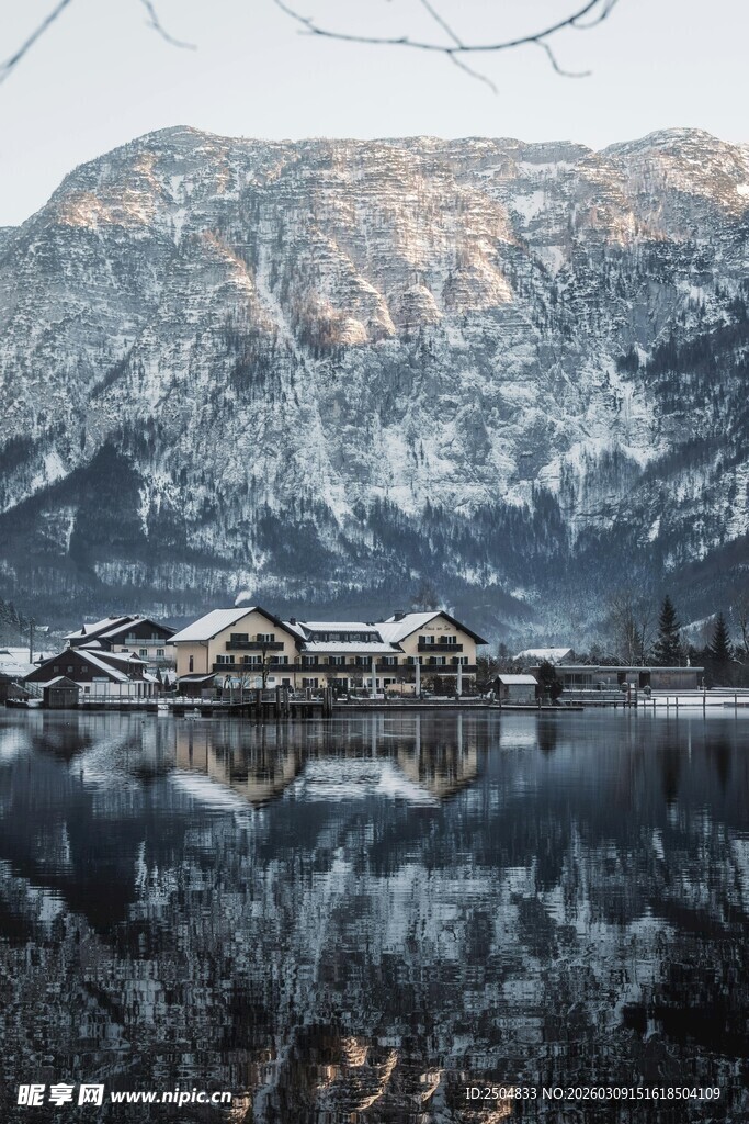 雪山湖畔静谧小镇风光