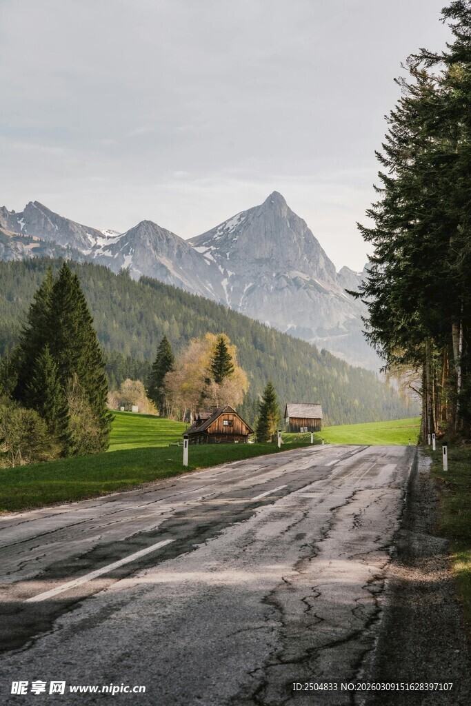 山间雨后公路美景