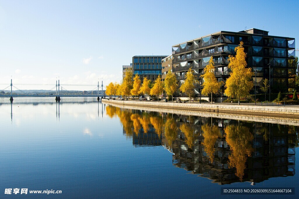 秋日湖畔现代建筑倒影