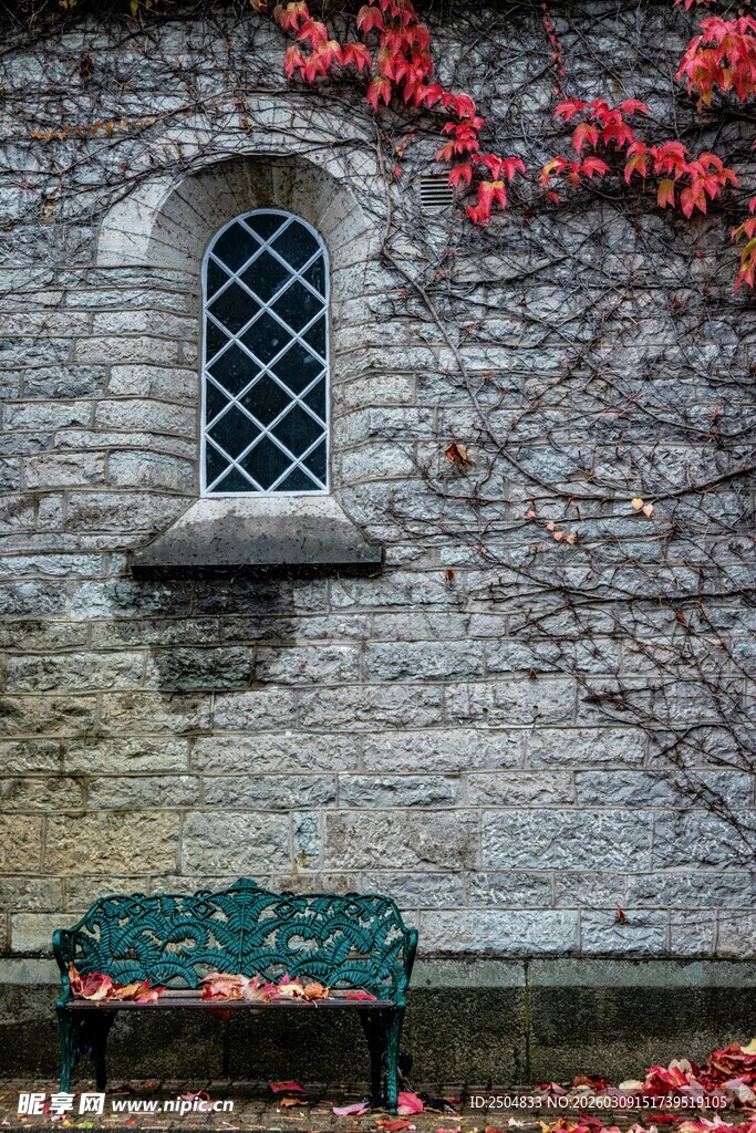 石墙窗边的绿植长椅